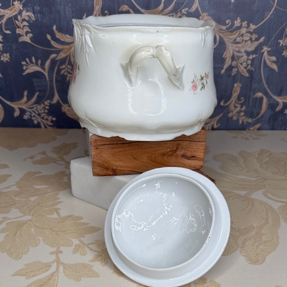 Vintage Porcelain Floral Pot With Lid and Handles - Picture 3 of 8